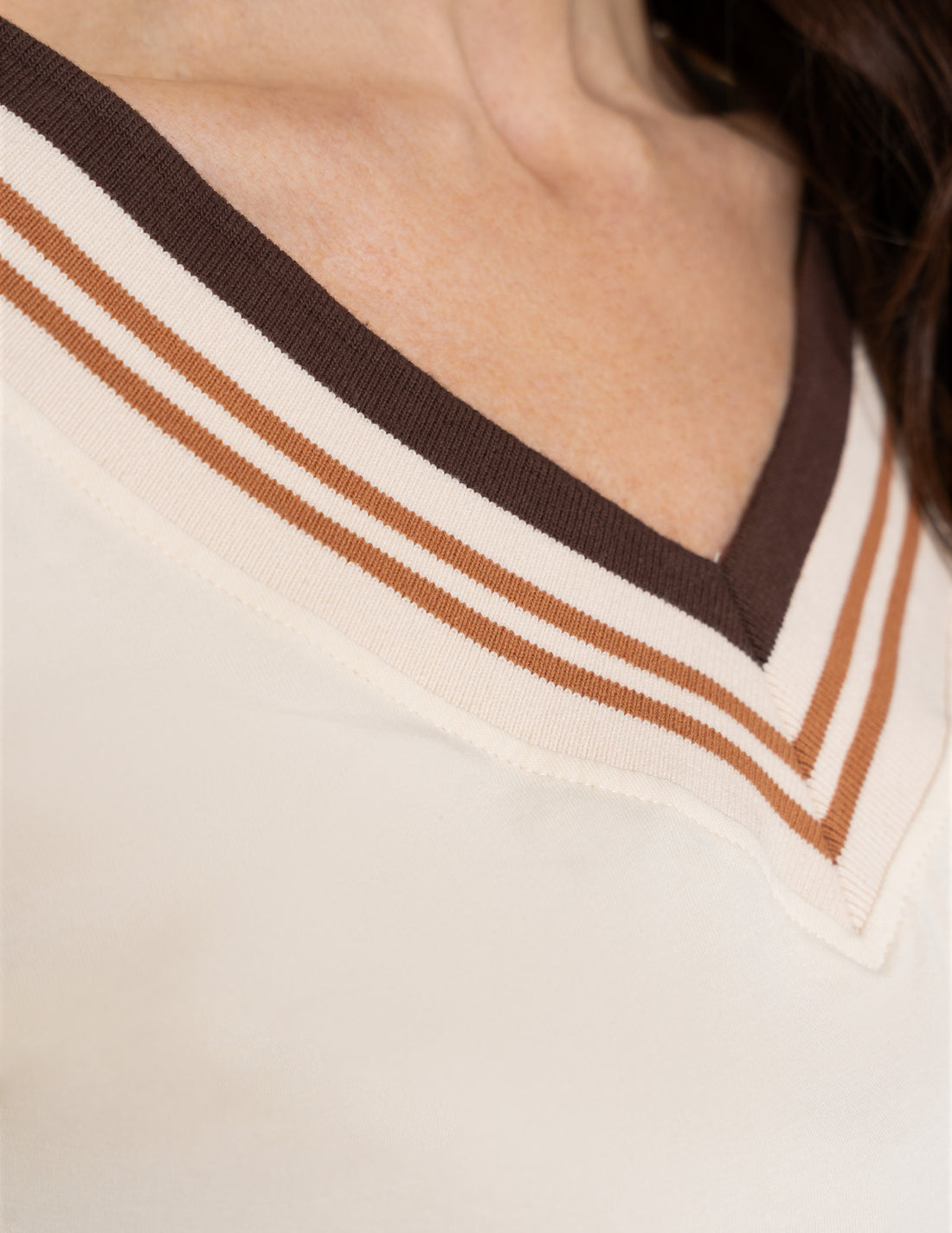 Bluzka damska bawełniana – dekolt v-neck – sportowa elegancja