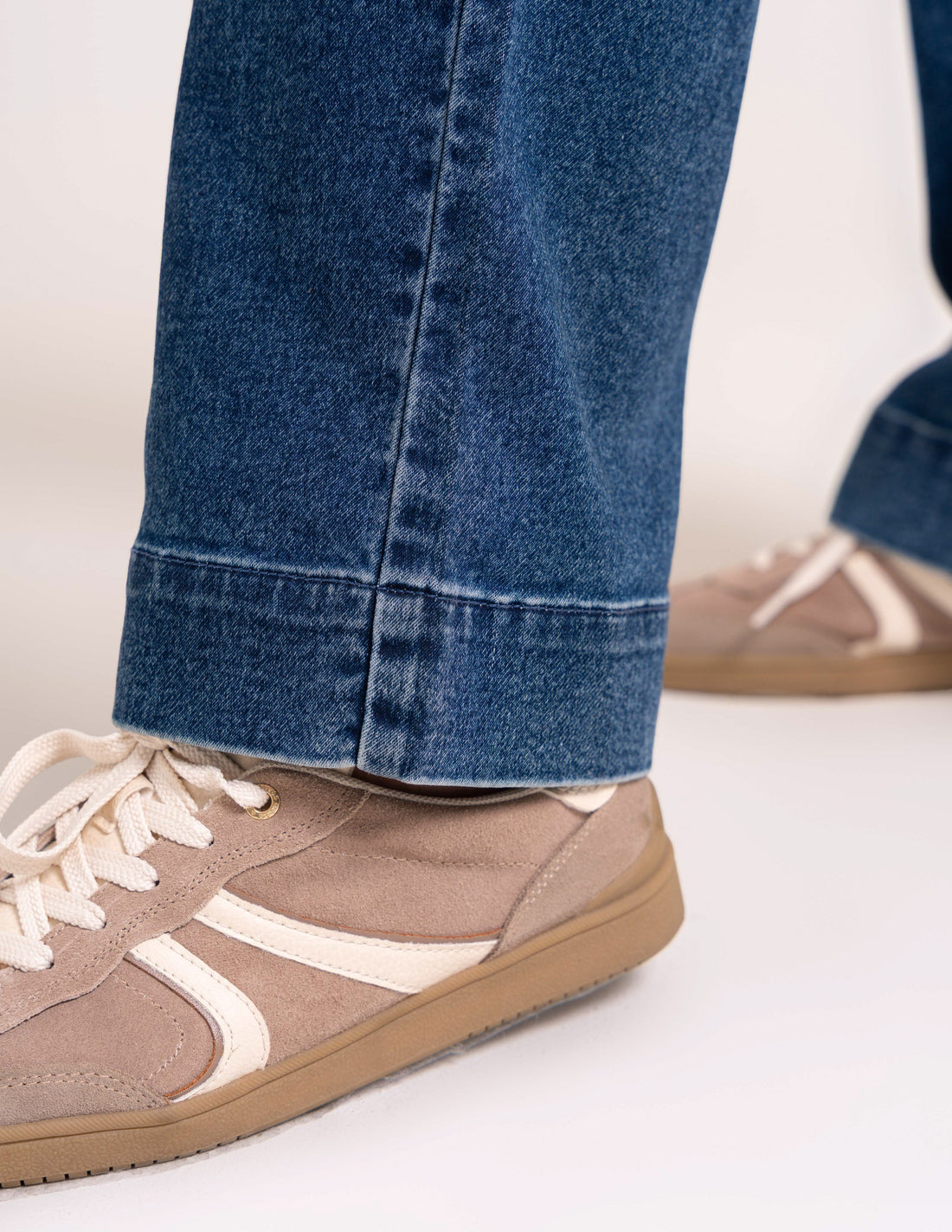 Damskie jeansy proste z szerokim mankietem straight fit