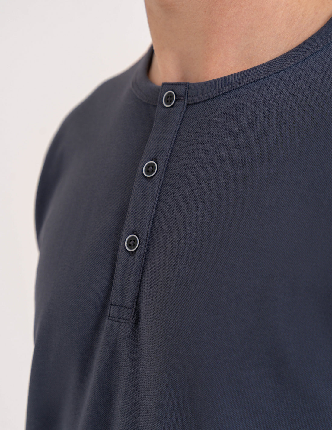 Męski t-shirt z dekoltem henley – krój regular fit