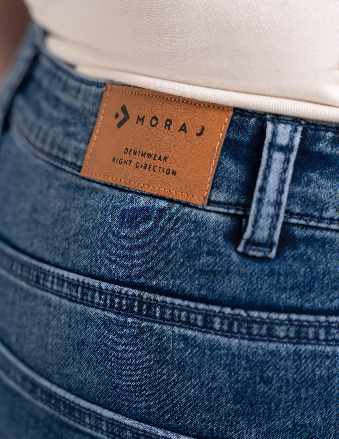Damskie jeansy proste z szerokim mankietem straight fit