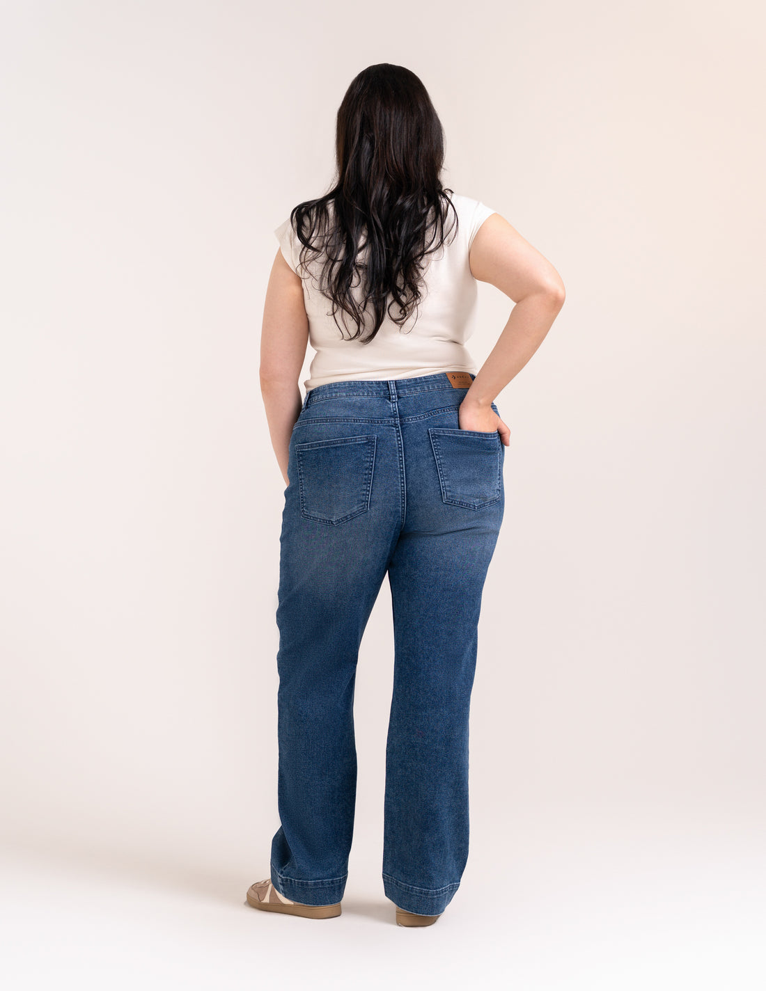 Damskie jeansy proste z szerokim mankietem straight fit