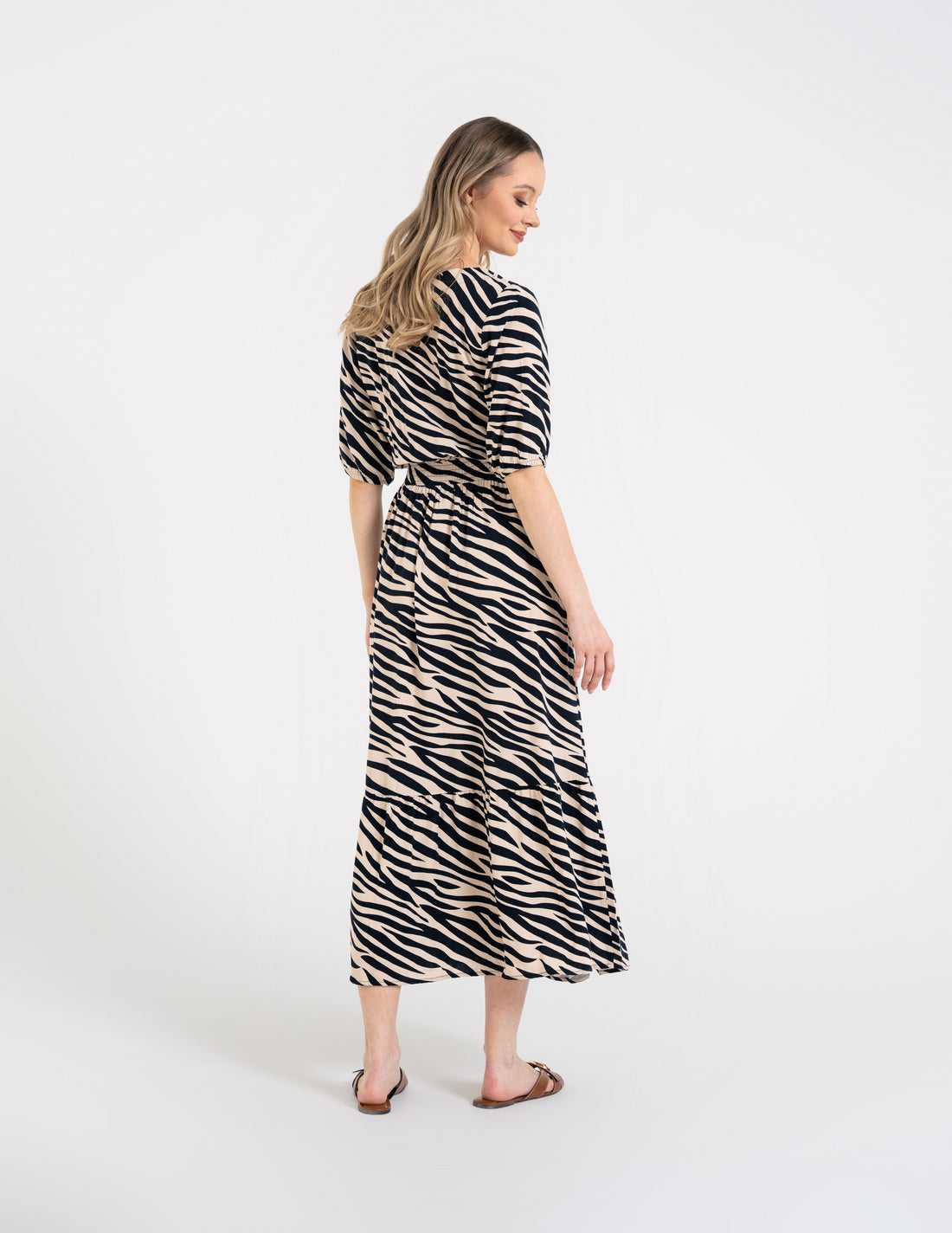 Elegancka sukienka maxi z wiskozy – kobiecy fason i wyjątkowy komfort