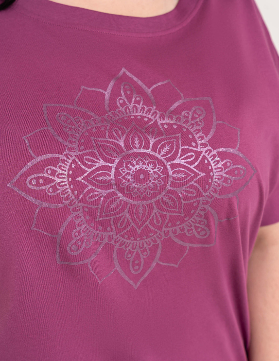 Damski t-shirt bawełniany boxy z kimonowym rękawem i subtelnym nadrukiem