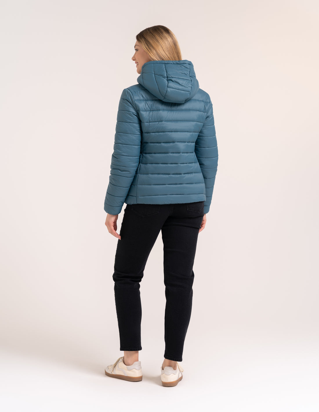 Kurtka damska przejściowa pikowana slim fit z kapturem
