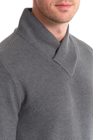 ELEGANCKI SWETER MĘSKI DZIANINOWY ZE STÓJKĄ DEKOLT SEREK WYGODNY MORAJ
